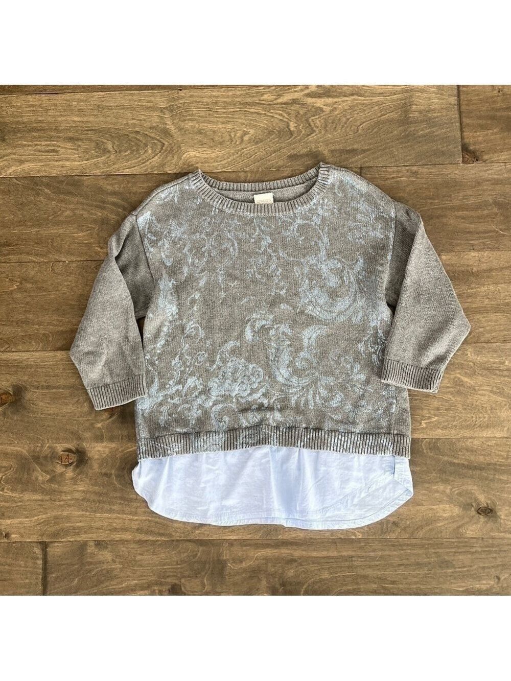 Chicos Gray Sweater with Metallic Outline Print (SIZE 1)